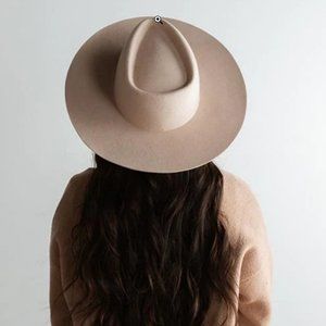 BNWOT - Gigi Pip Dakota Triangle Crown Hat - Cream - 59 M/L